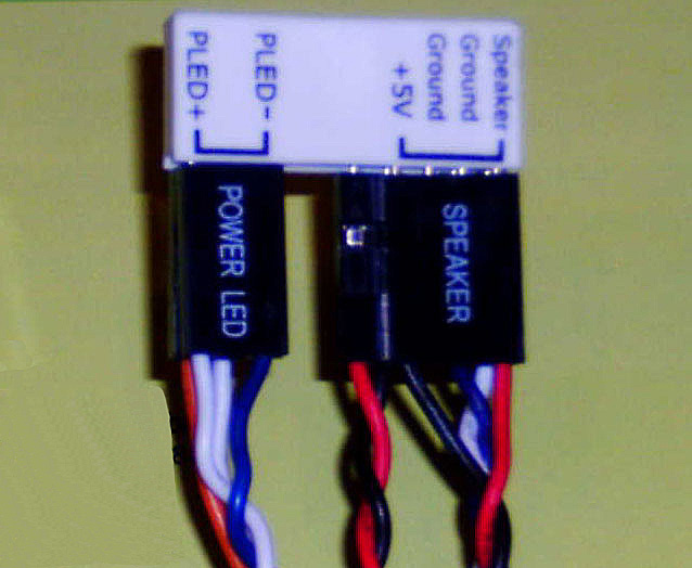 Kabel mit Kabelstecker verbunden