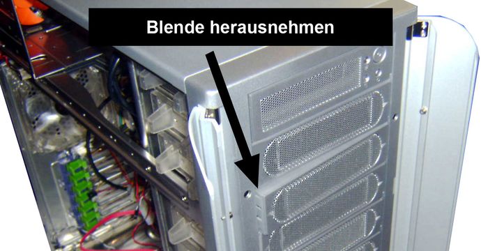 Blende für DVD-Brenner herausnehmen